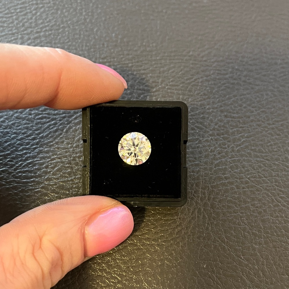 2.5 Carat / 8.5mm Round Brilliant Cut Loose Moissanite Stone